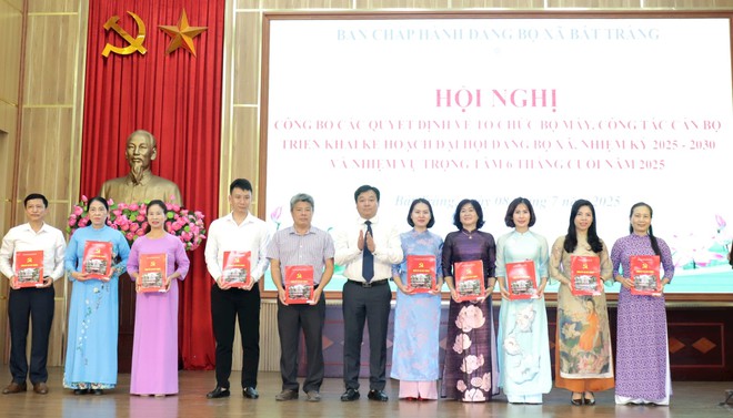 Xã Bát Tràng công bố các quyết định về tổ chức bộ máy và nhân sự, chuẩn bị Đại hội Đảng bộ nhiệm kỳ mới- Ảnh 4.