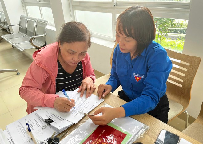 Tuổi trẻ Gia Lâm, Bát Tràng đồng hành cùng chính quyền, sát cánh hỗ trợ người dân sử dụng dịch vụ công trực tuyến- Ảnh 3.