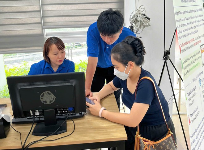 Tuổi trẻ Gia Lâm, Bát Tràng đồng hành cùng chính quyền, sát cánh hỗ trợ người dân sử dụng dịch vụ công trực tuyến- Ảnh 2.