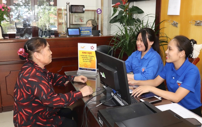 Tuổi trẻ Gia Lâm, Bát Tràng đồng hành cùng chính quyền, sát cánh hỗ trợ người dân sử dụng dịch vụ công trực tuyến- Ảnh 5.