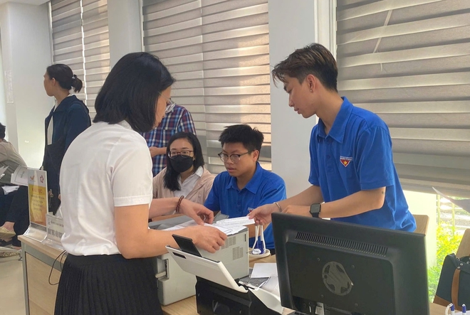 Tuổi trẻ Gia Lâm, Bát Tràng đồng hành cùng chính quyền, sát cánh hỗ trợ người dân sử dụng dịch vụ công trực tuyến- Ảnh 1.