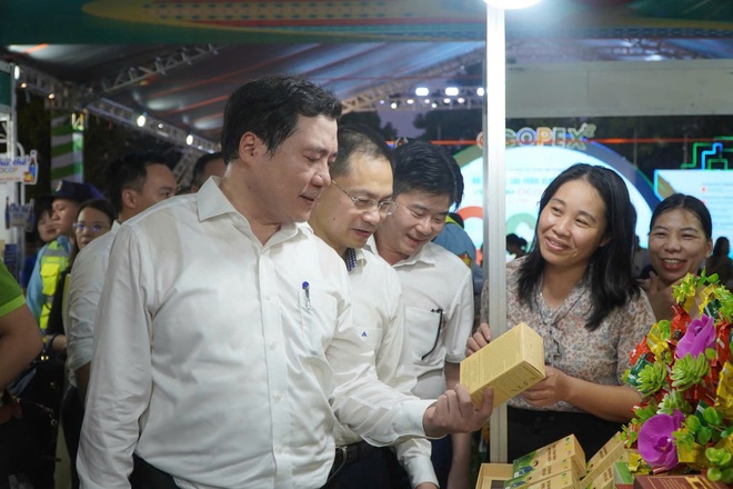Khai mạc Hội chợ OCOPEX 2025: Khẳng định khát vọng đưa tinh hoa Việt vươn ra thế giới- Ảnh 4.