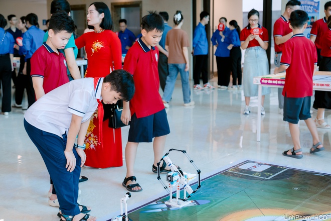 Xã Đông Anh phấn đấu trở thành điểm sáng trong phong trào “Bình dân học vụ số” của Thủ đô và cả nước- Ảnh 9.