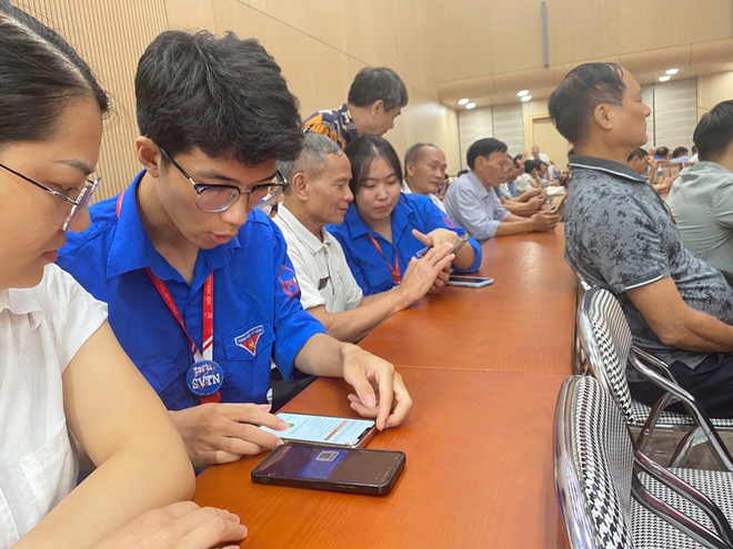 Hà Đông phát động phong trào "Bình dân học vụ số": Mỗi người dân là một học viên chuyển đổi số- Ảnh 5.