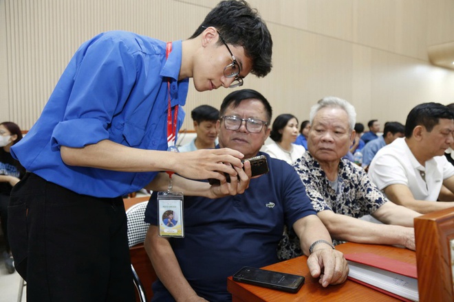 Hà Đông phát động phong trào "Bình dân học vụ số": Mỗi người dân là một học viên chuyển đổi số- Ảnh 4.