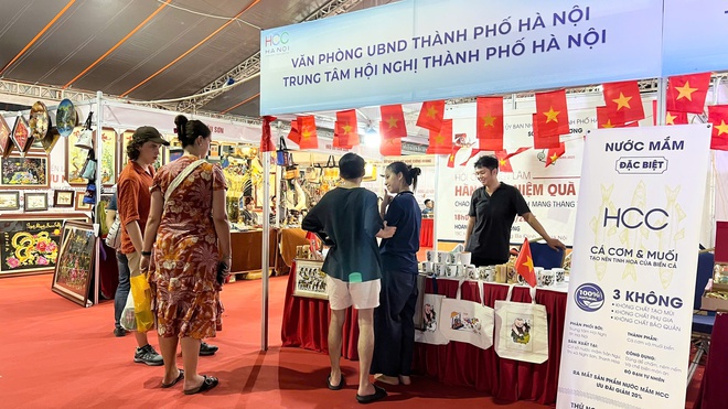 Tôn vinh tinh hoa thủ công Hà Nội tại Hội chợ triển lãm, quà tặng Thủ đô năm 2025- Ảnh 5.
