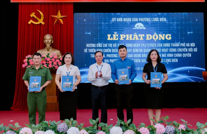 Phường Long Biên phát động hưởng ứng Chiến dịch “45 ngày đêm ra quân hỗ trợ hoạt động chuyển đổi số”- Ảnh 4.