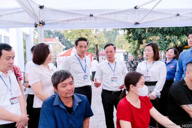 Phường Long Biên phát động hưởng ứng Chiến dịch “45 ngày đêm ra quân hỗ trợ hoạt động chuyển đổi số”- Ảnh 8.