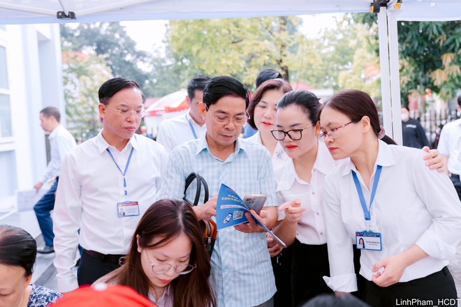 Phường Long Biên phát động hưởng ứng Chiến dịch “45 ngày đêm ra quân hỗ trợ hoạt động chuyển đổi số”- Ảnh 9.
