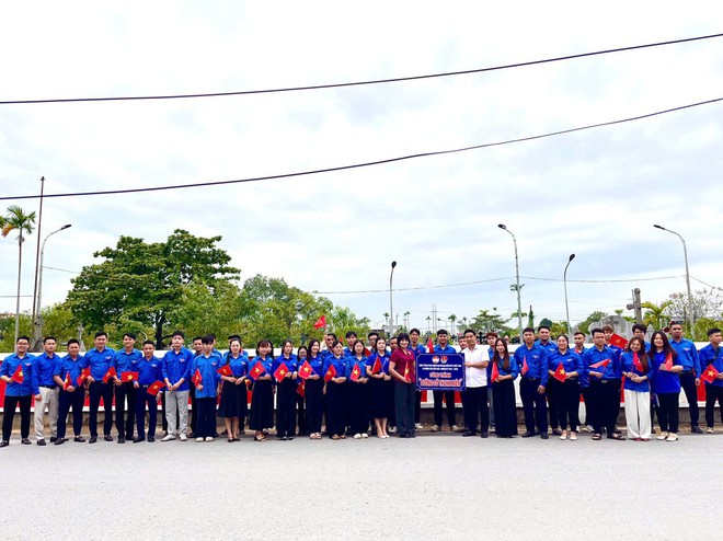 Rực rỡ sắc cờ Tổ quốc trên quê hương Hồng Vân- Ảnh 4.