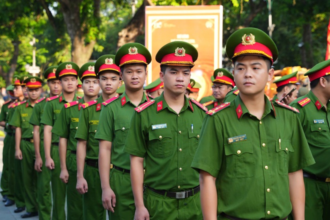 Phó Chủ tịch UBND Thành phố Dương Đức Tuấn tham gia tổng vệ sinh môi trường tại phường Hai Bà Trưng- Ảnh 1.