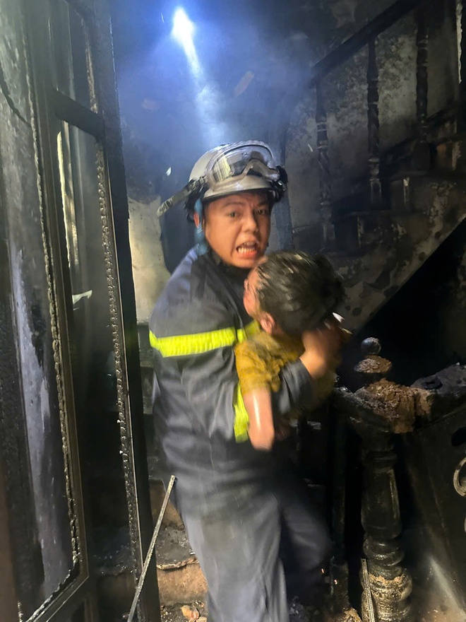 Kịp thời giải cứu 3 người mắc kẹt trong vụ cháy nhà dân trên địa bàn phường Bồ Đề- Ảnh 1.