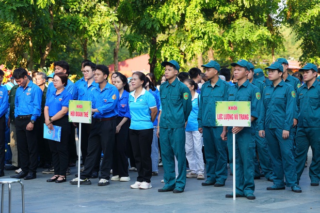 Phó Chủ tịch UBND Thành phố Dương Đức Tuấn tham gia tổng vệ sinh môi trường tại phường Hai Bà Trưng- Ảnh 2.