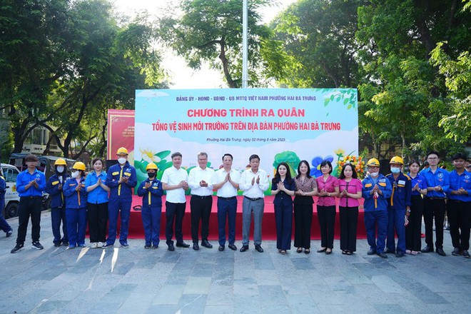 Phó Chủ tịch UBND Thành phố Dương Đức Tuấn tham gia tổng vệ sinh môi trường tại phường Hai Bà Trưng- Ảnh 3.