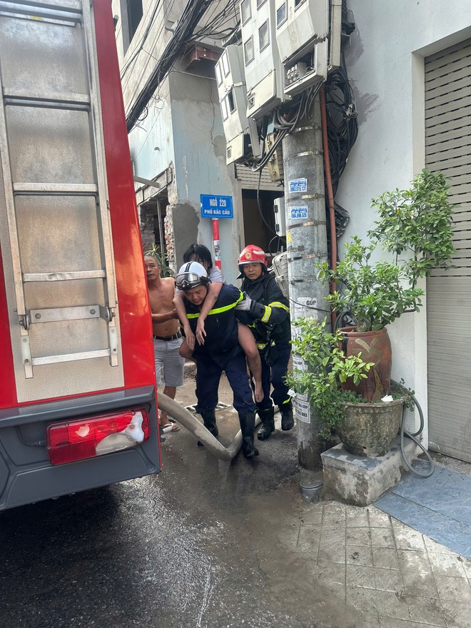 Kịp thời giải cứu 3 người mắc kẹt trong vụ cháy nhà dân trên địa bàn phường Bồ Đề- Ảnh 4.
