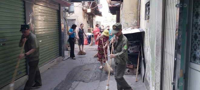 Phó Chủ tịch UBND Thành phố Dương Đức Tuấn tham gia tổng vệ sinh môi trường tại phường Hai Bà Trưng- Ảnh 5.
