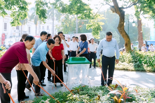 Hà Nội ra quân tổng vệ sinh môi trường trên địa bàn 126 xã, phường- Ảnh 6.