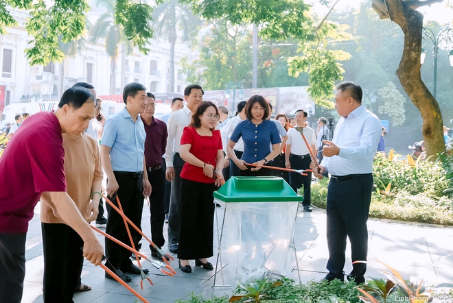 Hà Nội ra quân tổng vệ sinh môi trường trên địa bàn 126 xã, phường- Ảnh 5.