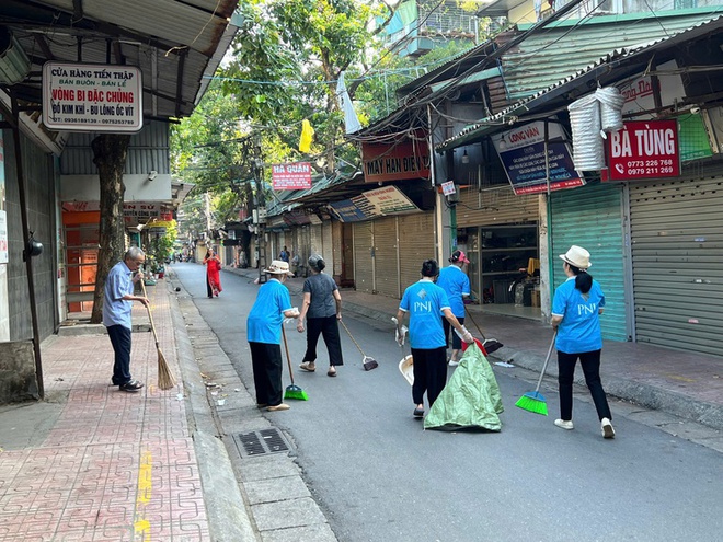 Phó Chủ tịch UBND Thành phố Dương Đức Tuấn tham gia tổng vệ sinh môi trường tại phường Hai Bà Trưng- Ảnh 7.