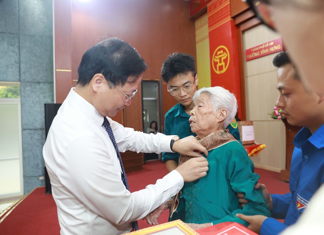 Phường Vĩnh Hưng: Trao Huy hiệu Đảng tặng 70 đảng viên đợt 2/9/2025- Ảnh 2.