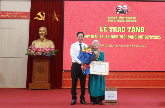 Phường Vĩnh Hưng: Trao Huy hiệu Đảng tặng 70 đảng viên đợt 2/9/2025- Ảnh 3.