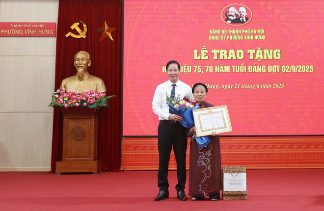Phường Vĩnh Hưng: Trao Huy hiệu Đảng tặng 70 đảng viên đợt 2/9/2025- Ảnh 4.