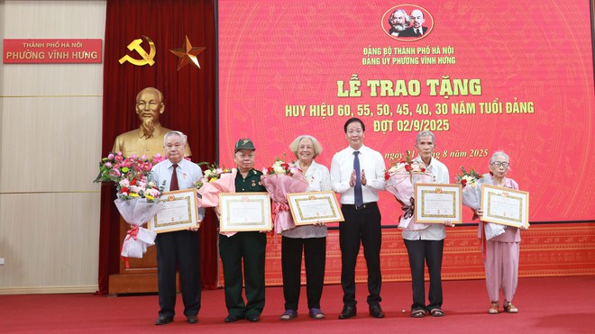 Phường Vĩnh Hưng: Trao Huy hiệu Đảng tặng 70 đảng viên đợt 2/9/2025- Ảnh 5.