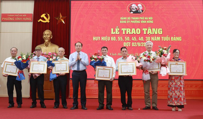 Phường Vĩnh Hưng: Trao Huy hiệu Đảng tặng 70 đảng viên đợt 2/9/2025- Ảnh 6.