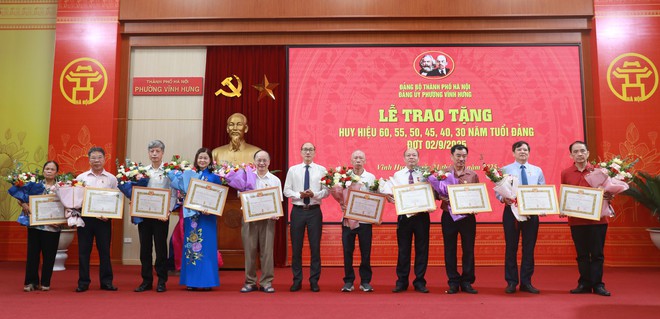 Phường Vĩnh Hưng: Trao Huy hiệu Đảng tặng 70 đảng viên đợt 2/9/2025- Ảnh 7.