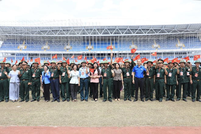 Chủ tịch Ủy ban MTTQ Việt Nam Thành phố thăm, động viên khối tham gia diễu hành A80- Ảnh 8.