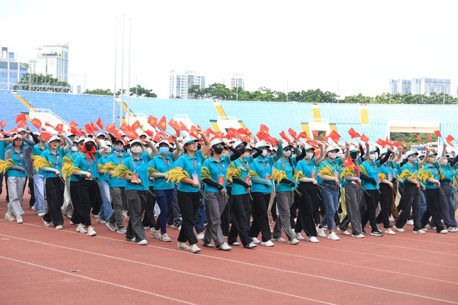 Chủ tịch Ủy ban MTTQ Việt Nam Thành phố thăm, động viên khối tham gia diễu hành A80- Ảnh 5.