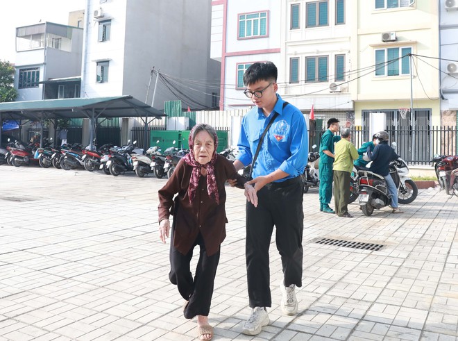 Phường Vĩnh Hưng: Khám bệnh, phát thuốc cho gần 500 người có công và người cao tuổi dịp Quốc khánh- Ảnh 11.