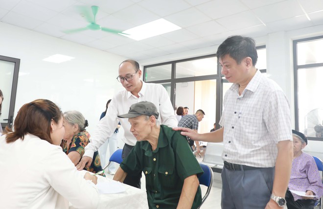 Phường Vĩnh Hưng: Khám bệnh, phát thuốc cho gần 500 người có công và người cao tuổi dịp Quốc khánh- Ảnh 8.