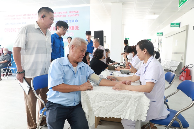 Phường Vĩnh Hưng: Khám bệnh, phát thuốc cho gần 500 người có công và người cao tuổi dịp Quốc khánh- Ảnh 9.