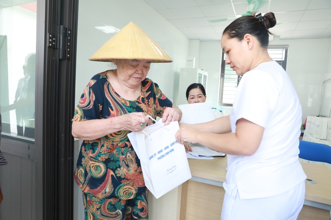 Phường Vĩnh Hưng: Khám bệnh, phát thuốc cho gần 500 người có công và người cao tuổi dịp Quốc khánh- Ảnh 14.