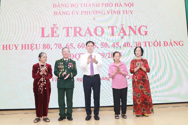 Chủ tịch Ủy ban MTTQ Việt Nam Thành phố Nguyễn Lan Hương trao Huy hiệu Đảng tại Đảng bộ phường Vĩnh Tuy- Ảnh 4.
