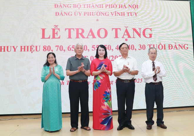 Chủ tịch Ủy ban MTTQ Việt Nam Thành phố Nguyễn Lan Hương trao Huy hiệu Đảng tại Đảng bộ phường Vĩnh Tuy- Ảnh 5.