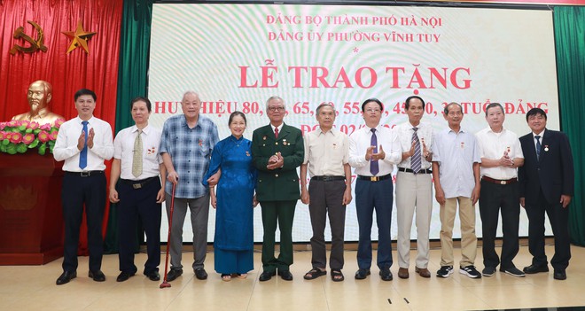 Chủ tịch Ủy ban MTTQ Việt Nam Thành phố Nguyễn Lan Hương trao Huy hiệu Đảng tại Đảng bộ phường Vĩnh Tuy- Ảnh 6.