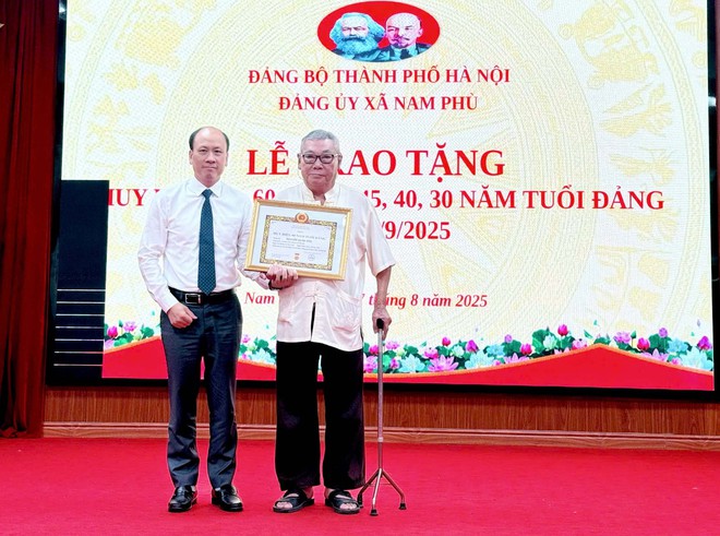 Trưởng Ban Nội chính Thành ủy Đỗ Anh Tuấn trao tặng Huy hiệu Đảng tại xã Nam Phù- Ảnh 3.