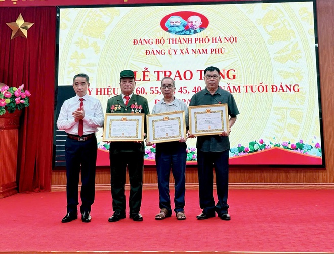 Trưởng Ban Nội chính Thành ủy Đỗ Anh Tuấn trao tặng Huy hiệu Đảng tại xã Nam Phù- Ảnh 5.