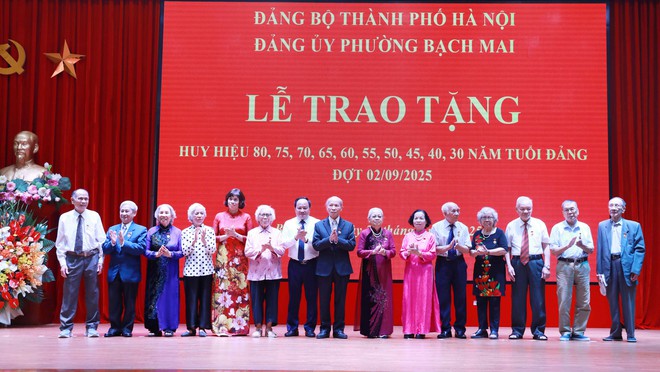 Đồng chí Nguyễn Lan Hương trao Huy hiệu Đảng tặng đảng viên lão thành phường Bạch Mai- Ảnh 2.