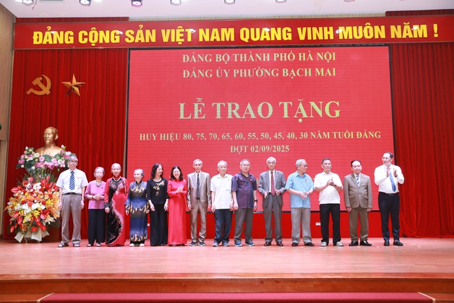 Đồng chí Nguyễn Lan Hương trao Huy hiệu Đảng tặng đảng viên lão thành phường Bạch Mai- Ảnh 3.