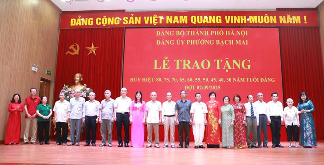 Đồng chí Nguyễn Lan Hương trao Huy hiệu Đảng tặng đảng viên lão thành phường Bạch Mai- Ảnh 4.