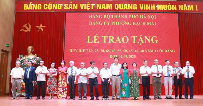 Đồng chí Nguyễn Lan Hương trao Huy hiệu Đảng tặng đảng viên lão thành phường Bạch Mai- Ảnh 5.