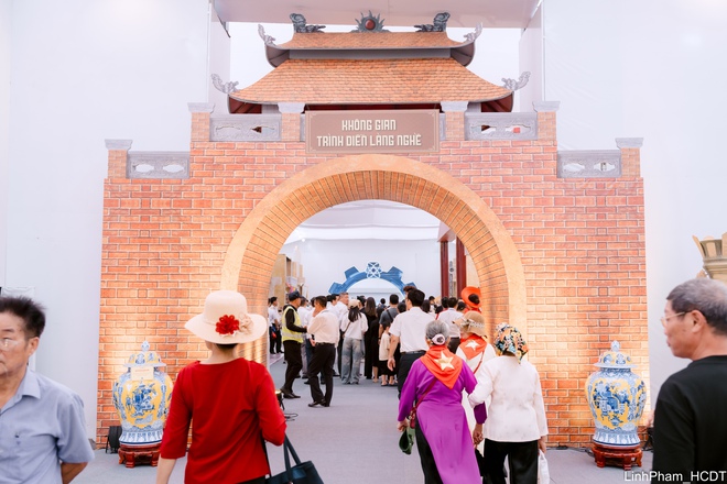Chủ tịch UBND Thành phố Trần Sỹ Thanh tham quan Không gian Truyền thống và Sáng tạo Hà Nội 2025- Ảnh 16.