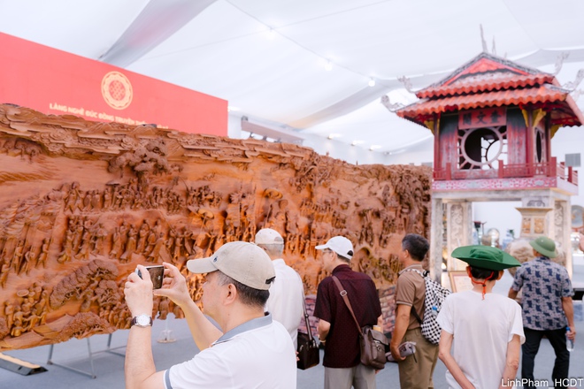 Chủ tịch UBND Thành phố Trần Sỹ Thanh tham quan Không gian Truyền thống và Sáng tạo Hà Nội 2025- Ảnh 12.