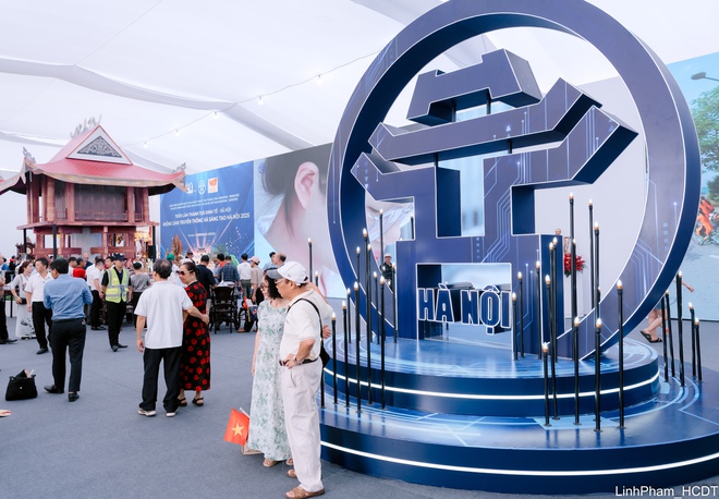 Chủ tịch UBND Thành phố Trần Sỹ Thanh tham quan Không gian Truyền thống và Sáng tạo Hà Nội 2025- Ảnh 11.