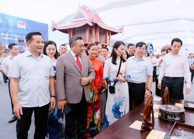 Chủ tịch UBND Thành phố Trần Sỹ Thanh tham quan Không gian Truyền thống và Sáng tạo Hà Nội 2025- Ảnh 3.
