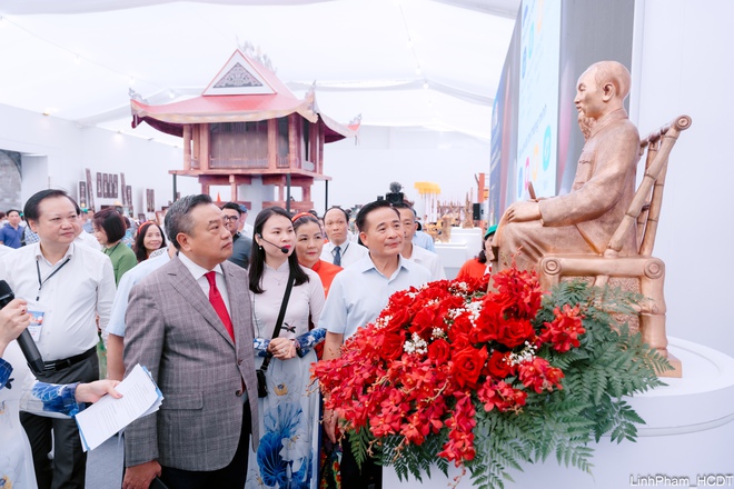 Chủ tịch UBND Thành phố Trần Sỹ Thanh tham quan Không gian Truyền thống và Sáng tạo Hà Nội 2025- Ảnh 2.