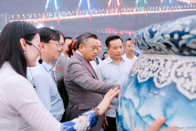 Chủ tịch UBND Thành phố Trần Sỹ Thanh tham quan Không gian Truyền thống và Sáng tạo Hà Nội 2025- Ảnh 7.